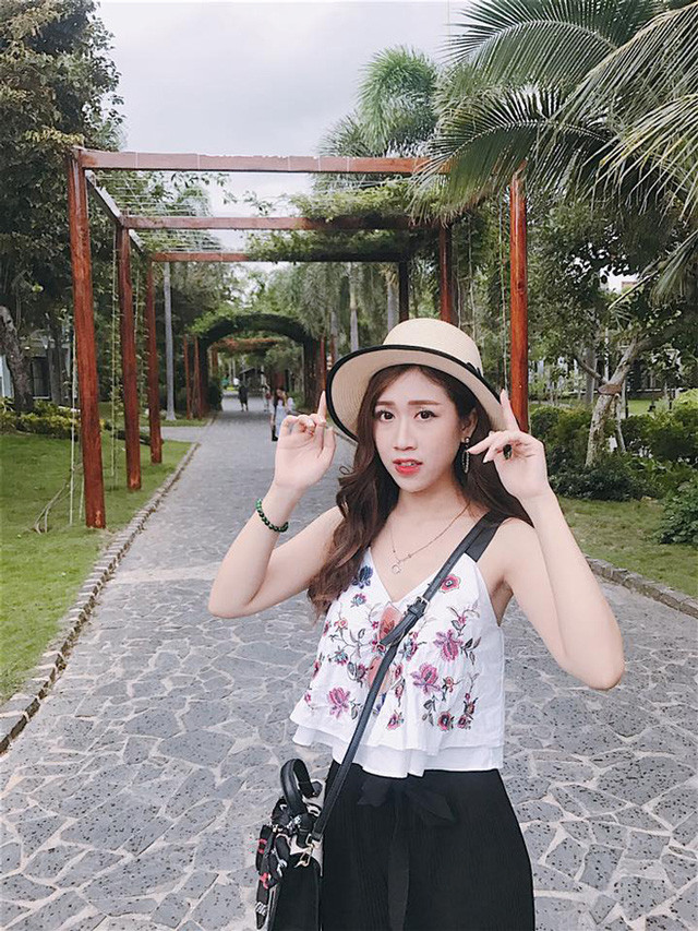 Đơn cử như một cô nàng có khuôn mặt không mấy "đặc sắc" nhưng nhờ làn da trắng cũng cứu vãn cho họ rất nhiều.