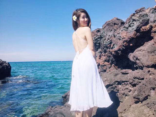 Cùng ngắm nhìn và xem những lợi ích mà hội chị em trên mạng xã hội đưa ra về việc chạy theo mốt da trắng như Ngọc Trinh.