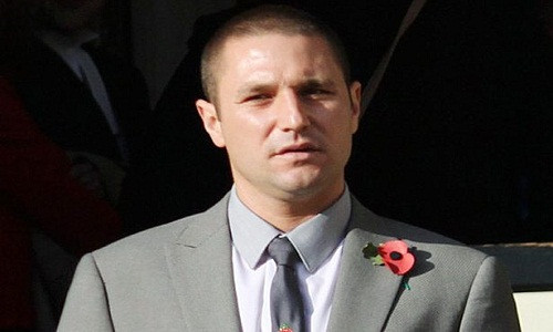 Canh sat bi phat vi bat nham CDV Man United