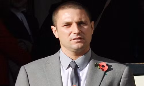 Canh sat bi phat vi bat nham CDV Man United