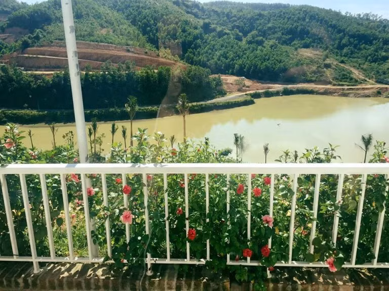 Về đồ ăn, nếu không muốn chuẩn bị trước, có thể ra ngay khu chợ gần đó chỉ cách khoảng 2km để có được những món đồ tươi ngon nhất.