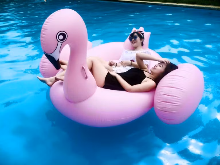 Với tổng diện tích lên đến 24ha, Sunset Villas &amp; Resort là một quần thể nghỉ dưỡng với 80 căn biệt thự ven hồ và khu dịch vụ tiện ích đi kèm. Trong quần thể này có các căn biệt thự 100m2 trên khuôn viên 300 – 600m2 bao gồm cả sân vườn.