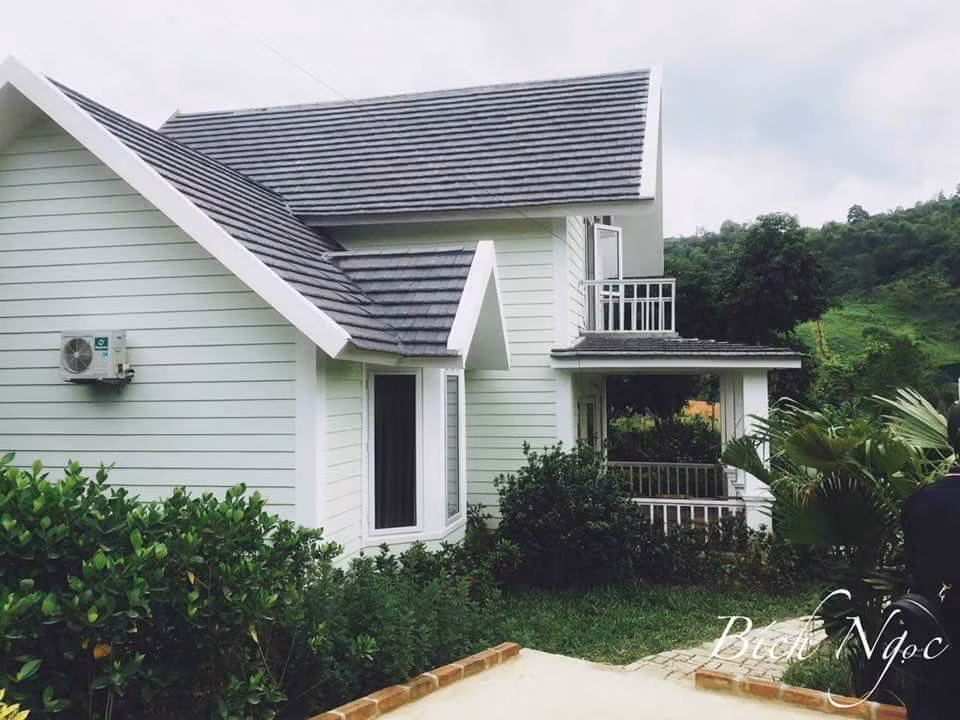 Tọa lạc tại xã Tân Vinh, huyện Lương Sơn, tỉnh Hòa Bình, gần Quốc lộ 6, Sunset Villas sở hữu vị trí quá thuận lợi trong những dịp cuối tuần bạn muốn cùng bạn bè, người thân rời Hà Nội ”đổi gió”.