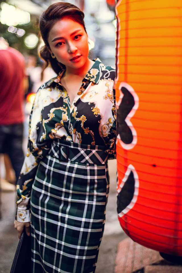 Trâm Anh chia sẻ về tình yêu của mình: "Từ khi biết rung động, tôi chỉ mới yêu hai người, mỗi mối tình lại cho tôi những trải nghiệm khác nhau. Tuy nhiên để lại cho tôi nhiều tổn thương. Sau hai mối tình, tôi nhận ra mình thay đổi rất nhiều. Tôi nghĩ đều đó là tất yếu bởi sau mỗi trải nghiệm ai cũng sẽ trưởng thành, chín chắn hơn. Lúc mới yêu, cô gái nào cũng mường tượng về một tình yêu màu hồng nhưng thực tế hoàn toàn khác."