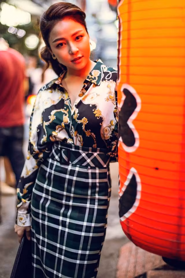 Trâm Anh chia sẻ về tình yêu của mình: "Từ khi biết rung động, tôi chỉ mới yêu hai người, mỗi mối tình lại cho tôi những trải nghiệm khác nhau. Tuy nhiên để lại cho tôi nhiều tổn thương. Sau hai mối tình, tôi nhận ra mình thay đổi rất nhiều. Tôi nghĩ đều đó là tất yếu bởi sau mỗi trải nghiệm ai cũng sẽ trưởng thành, chín chắn hơn. Lúc mới yêu, cô gái nào cũng mường tượng về một tình yêu màu hồng nhưng thực tế hoàn toàn khác."