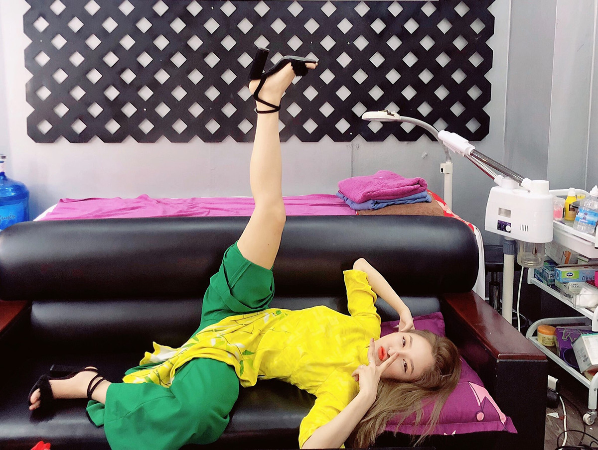 "Hiện tại, tôi cần một người đàn ông mang đến cho mình cảm giác an toàn, yêu tôi chân thành. Tôi có quan điểm, dù chia tay nhưng vẫn có thể làm bạn với người cũ, chỉ cần họ vẫn còn độc thân. Nếu họ có người yêu hoặc lập gia đình, tôi nghĩ mình không nên giữ liên lạc bởi chuyện đó có thể gây tổn thương cho người khác", hot girl 9x này tâm sự thêm.