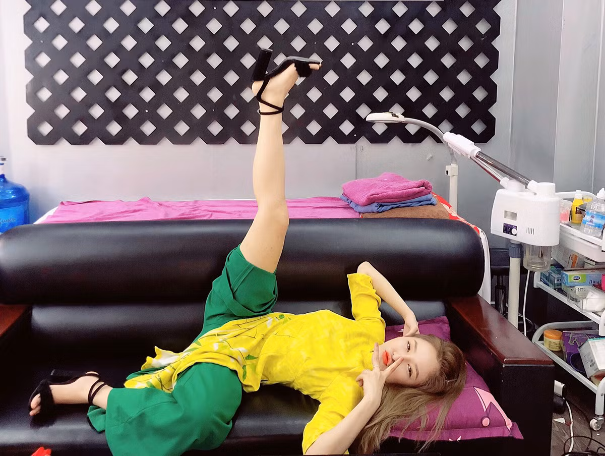 "Hiện tại, tôi cần một người đàn ông mang đến cho mình cảm giác an toàn, yêu tôi chân thành. Tôi có quan điểm, dù chia tay nhưng vẫn có thể làm bạn với người cũ, chỉ cần họ vẫn còn độc thân. Nếu họ có người yêu hoặc lập gia đình, tôi nghĩ mình không nên giữ liên lạc bởi chuyện đó có thể gây tổn thương cho người khác", hot girl 9x này tâm sự thêm.