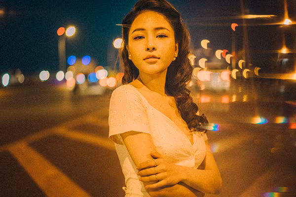 Chia sẻ về những khoảnh khắc phải nhận được những lời mời khiếm nhã trên, Trâm Anh tâm sự rằng: "Tôi đọc tin nhắn và lẳng lặng xóa đi. Tôi chỉ thấy buồn cười về chuyện này mà thôi".