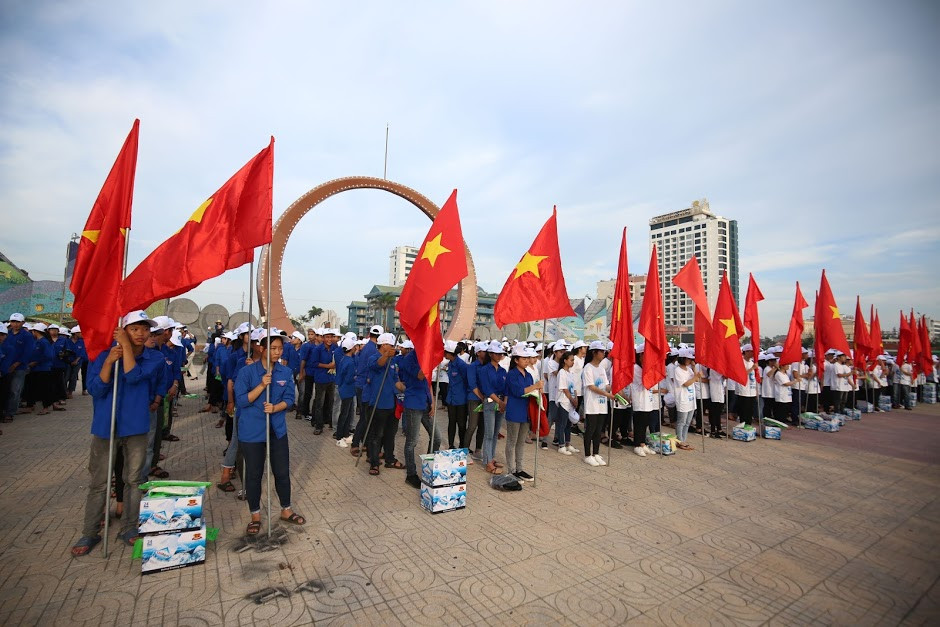 Mới đây tại bãi biển Cửa Lò (Nghệ An), hoạt động ra quân dọn sạch bãi biển nằm trong chuỗi hoạt động của chiến dịch "Biển Việt Nam xanh" với khẩu hiểu "Thêm một thùng rác, thêm sạch biển xanh" thu hút sự tham gia nhiệt tình của hàng trăm thanh niên.