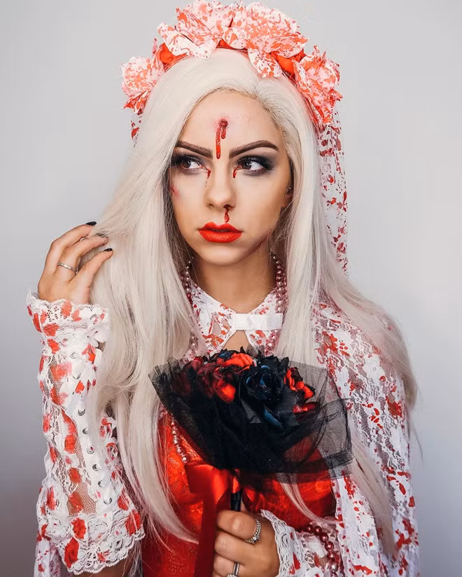 Sophie Hannah Richardson cũng thường tham gia vào nhiều trào lưu làm đẹp kỳ lạ khác như dính lông mi giả lên mũi, nhuộm tóc màu neon…