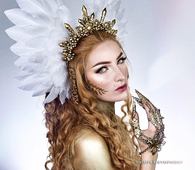 Hiện trang cá nhân của Ophélie t'Serstevens có hơn 817.000 followers. Ngoài đời, cô nàng sở hữu nhan sắc xinh đẹp và gu thời trang cá tính. Người yêu mến beauty blogger lai thường gọi cô là “phù thủy hóa trang”.