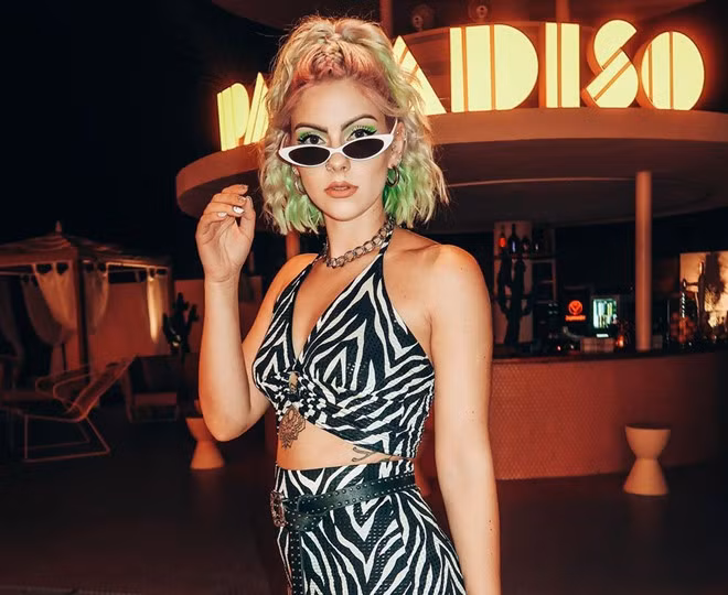 Các video hướng dẫn trang điểm thường ngày của Sophie được nhận xét là khá độc đáo và có nội dung cuốn hút. Với vẻ ngoài xinh đẹp, cá tính, người đẹp 29 tuổi trở thành một trong những beauty blogger được yêu mến nhất nước Anh.