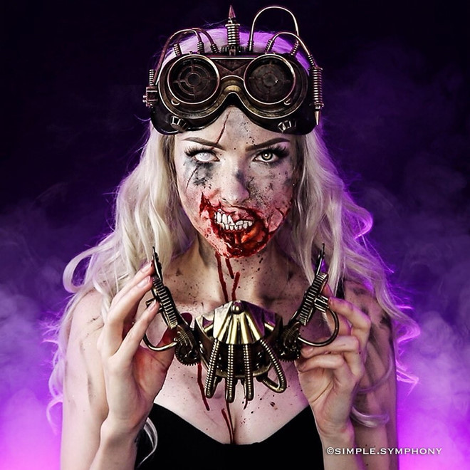 Một trong những video nổi tiếng nhất của blogger sắc đẹp lai Pháp - Bỉ là biến bàn tay thành những cây nến đang bốc cháy để chúc mừng Instagram của cô đạt 200.000 người theo dõi.