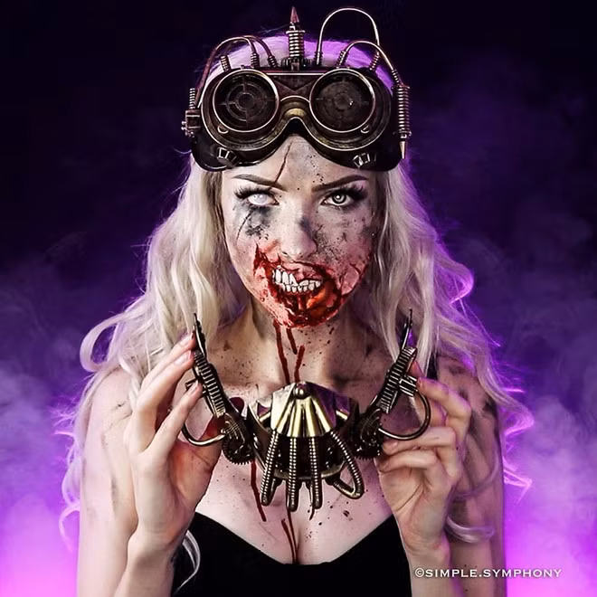 Một trong những video nổi tiếng nhất của blogger sắc đẹp lai Pháp - Bỉ là biến bàn tay thành những cây nến đang bốc cháy để chúc mừng Instagram của cô đạt 200.000 người theo dõi.