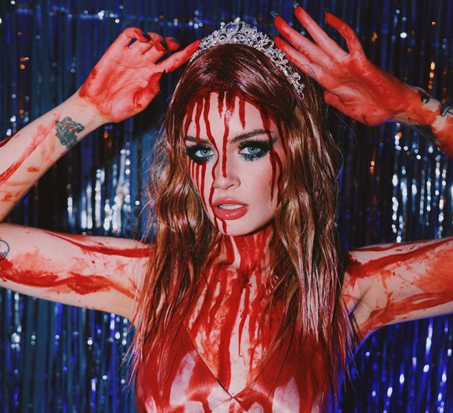 Ngoài thân hình sexy và thần thái cuốn hút, Feasel còn được yêu mến nhờ tài năng biến hóa theo nhiều phong cách khác nhau. Vlogger sinh năm 1992 vừa kết hôn với diễn viên Jayce Levi vào tháng 2 vừa qua.