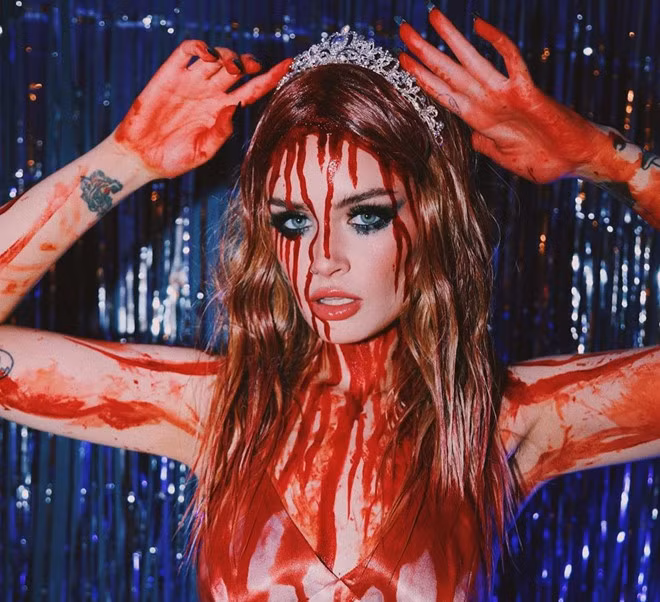 Ngoài thân hình sexy và thần thái cuốn hút, Feasel còn được yêu mến nhờ tài năng biến hóa theo nhiều phong cách khác nhau. Vlogger sinh năm 1992 vừa kết hôn với diễn viên Jayce Levi vào tháng 2 vừa qua.