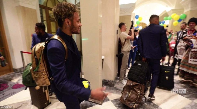 Theo quan sát, chiếc balo mạ vàng của Neymar mang tới kỳ World Cup tại Nga chẳng mấy đặc biệt trừ lớp mạ vàng sáng loáng bên ngoài.