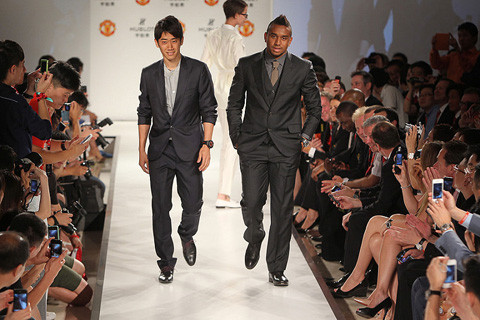 Tiền vệ người Nhật - Shinji Kagawa và Anderson cùng tạo dáng trong buổi lễ thời trang khi còn khoác áo MU.