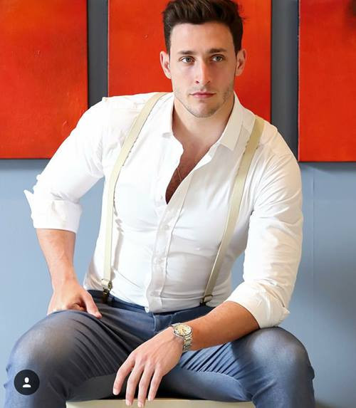 Ngoài thời gian làm việc tại phòng khám, Mike còn rất thích chơi tennis, boxing và mê du lịch trải nghiệm.