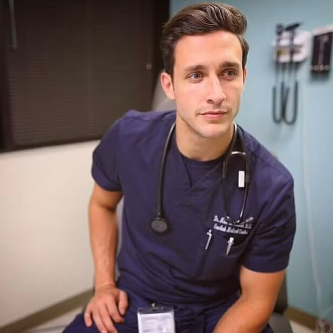 Thời gian trước, bác sĩ hot boy này một lần nữa làm cộng đồng mạng xã hội dậy sóng bằng hành động tự đấu giá mình qua một ứng dụng hẹn hò để gây quỹ từ thiện.