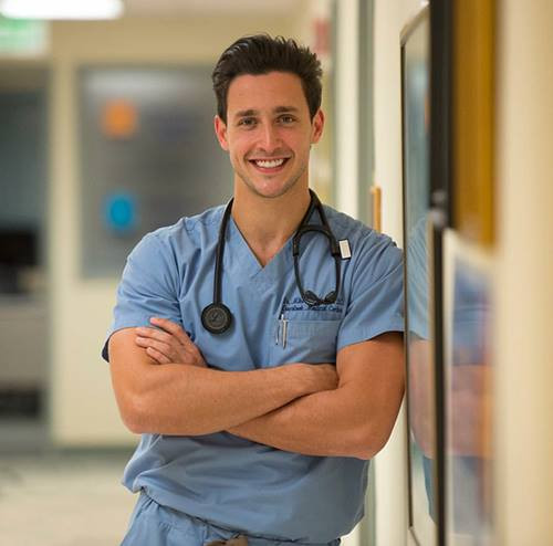 Ngay sau khi đăng tải, lời mời hẹn hò bác sĩ Mike đã nhận được sự hưởng ứng nhiệt liệt với hơn 90 nghìn lượt like. Không ít cô gái khẳng định mình đã quyên góp và hồi hộp chờ đợi kết quả.