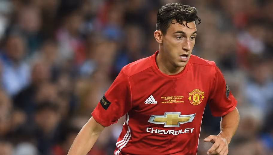 Matteo Darmian đang được coi là "người thừa" ở sân Old Trafford thời điểm hiện tại, cầu thủ này không thể đáp ứng được với triết lý của tân huấn luyện viên Jose Mourinho. Hậu vệ người Italia vẫn chưa đá chính bất cứ trận đấu nào cho Manchester United ở giải Ngoại hạng mùa bóng năm nay và mới chỉ có duy nhất một lần ra sân, đó là trận đấu với Feyenoord ở Europa League.