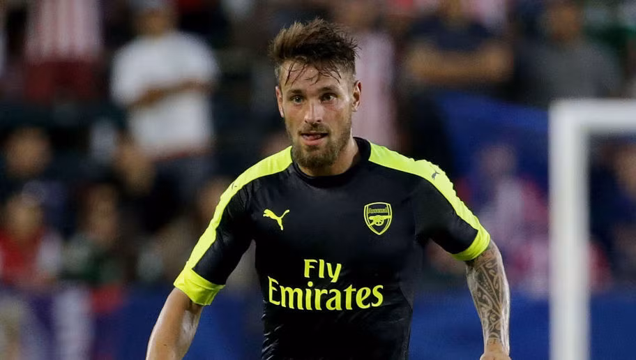 Mathieu Debuchy năm nay đã 31 tuổi và hiện vẫn đang thuộc biên chế của Arsenal. Sự nghiệp của Mathieu Debuchy ở sân Emirates gắn liền với khá nhiều chấn thương khác nhau, trong đó nặng nhất phải kể tới chấn thương vào mùa giải 2014-15, khiến cho hậu vệ phải này ngồi ngoài tới 3 tháng.