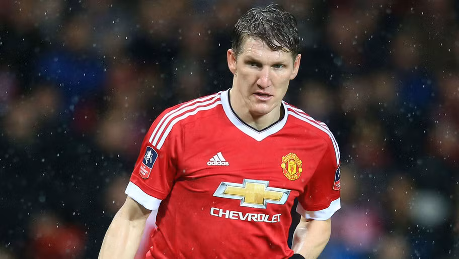 Bastian Schweinsteiger có lẽ là trường hợp tệ nhất, anh được Jose Mourinho thông báo không nằm trong kế hoạch của đội bóng và được tự do tìm kiếm bến đỗ mới, thế nhưng Schweinsteiger quyết định ở lại bất chấp việc không được ra sân thi đấu.