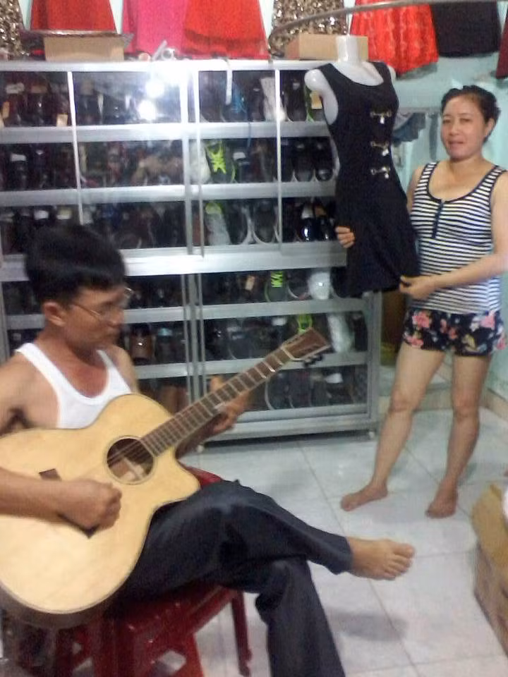 Chia sẻ về bố của mình, Thống Đại cho biết: "Bố em là một người hiền lành, hòa đồng và rất mê âm nhạc. Những lúc rảnh rỗi thì bố thường hát hoặc đánh đàn guitar. Bình thường ở nhà em hay hát và nghe bài Buồn của anh nên bố em cũng để ý. Nghe mấy lần thấy thích thế là bố em cũng hát lại luôn".