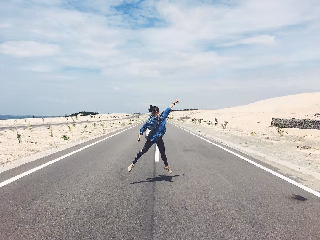 Những cái nắng chói chang trên những đồi cát khiến người lữ khách mới nhìn thôi đã cảm thấy phải chùn chân. Thế nhưng vượt qua hành trình ấy là một đích đến vô cùng ngọt ngào, một hồ nước trong veo, bình lặng in bóng trời mây.