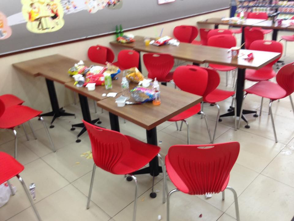 Mới đây trên mạng xã hội, những hình ảnh được dân mạng ghi lại tại một cửa hàng tiện ích sau bữa liên hoan "nhẹ" của các bạn trẻ khiến nhiều người phải rợn tóc gáy bởi cảnh bừa bãi, bẩn thỉu kinh hoàng.