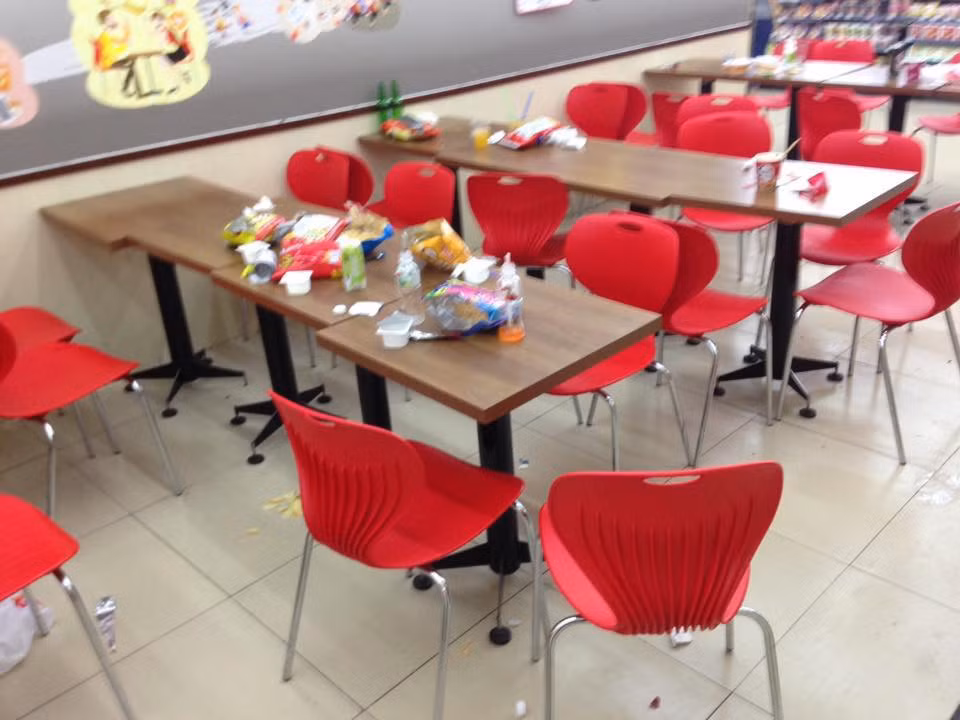 Mới đây trên mạng xã hội, những hình ảnh được dân mạng ghi lại tại một cửa hàng tiện ích sau bữa liên hoan "nhẹ" của các bạn trẻ khiến nhiều người phải rợn tóc gáy bởi cảnh bừa bãi, bẩn thỉu kinh hoàng.