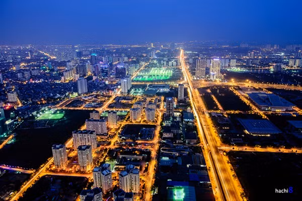 Nhìn từ trên cao, những con đường rực sáng ánh đèn đan vào nhau khi bóng tối bao trùm Hà Nội. Ảnh: Flick Hachi8.