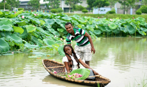 Không chỉ có những học sinh Việt Nam mà các bạn sinh viên nước ngoài cũng rất thích thú với hồ sen trong khuôn viên trường.