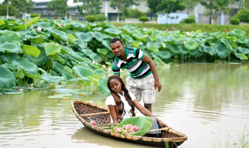 Không chỉ có những học sinh Việt Nam mà các bạn sinh viên nước ngoài cũng rất thích thú với hồ sen trong khuôn viên trường.