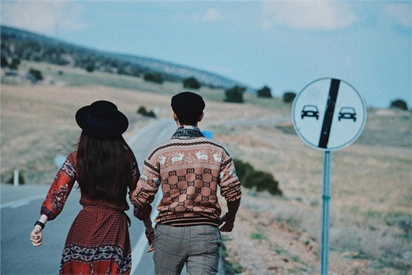 Không chỉ có tình cảm 1 chiều đến từ Phương Nga, trên trang cá nhân của mình, Bình An cũng dành những lời có cánh, vô cùng tình dành cho bạn gái. Chàng diễn viên "gà cưng" của VFC cho biết: "Cứ nắm tay nhau như thế này mợ nhé!".