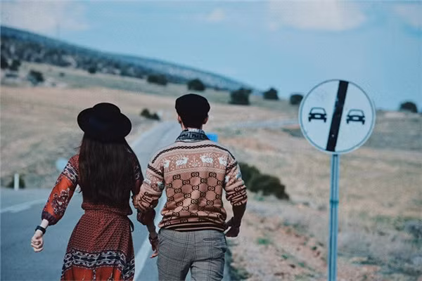 Không chỉ có tình cảm 1 chiều đến từ Phương Nga, trên trang cá nhân của mình, Bình An cũng dành những lời có cánh, vô cùng tình dành cho bạn gái. Chàng diễn viên "gà cưng" của VFC cho biết: "Cứ nắm tay nhau như thế này mợ nhé!".