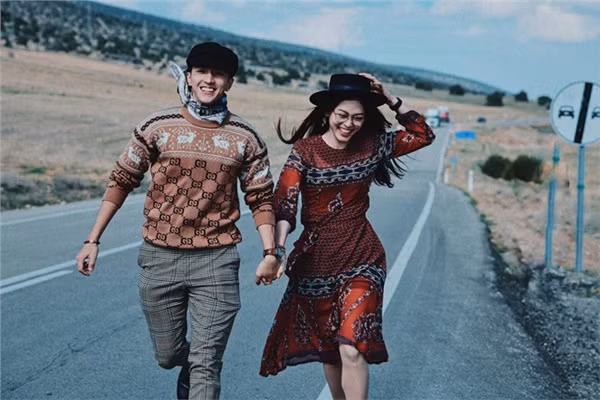 Mới đây trên trang cá nhân của mình, Á hậu 9X đã khoe loạt ảnh thân mật bên bạn trai Bình An tại Thổ Nhĩ Kỳ.