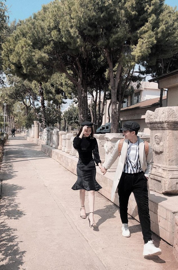 Trên trang cá nhân của mình, Phương Nga viết: "Cậu chẳng cần biết là ngày nắng đẹp rạng ngời. Hay gió về hay bão táp mưa rơi. Ngày mình đi với nhau ấy là ngày đẹp trời. Thì theo cậu đi trốn mợ ơi".