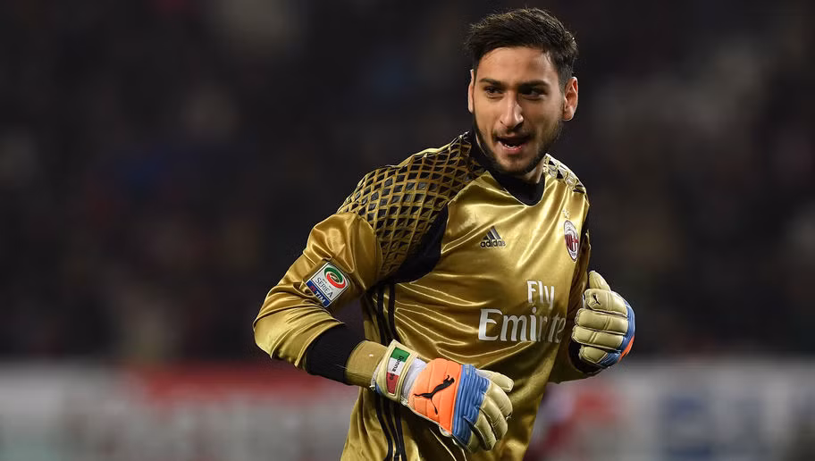 AC Milan thuyết phục xong Gianluigi Donnarumma ở lại: Theo thông tin chuyển nhượng bóng đá được phát đi từ Italia, AC Milan đã thuyết phục thành công Gianluigi Donnarumma ở lại đội bóng sau rất nhiều lùm xùm và tranh cãi. Cụ thể, AC Milan vừa chính thức công bố giữ chân Donnarumma thành công tới tận năm 2021. Ảnh: Calcio