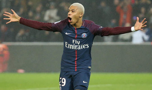 Trên trang cá nhân, Kylian Mbappe bày tỏ hạnh phúc khi nhận áo đấu của CLB Santos kèm theo chữ ký từ “vua bóng đá” Pele.
