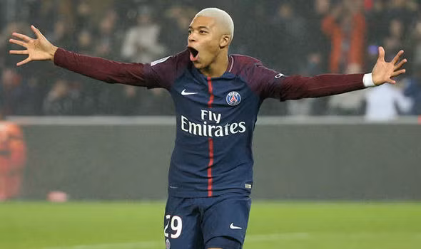 Trên trang cá nhân, Kylian Mbappe bày tỏ hạnh phúc khi nhận áo đấu của CLB Santos kèm theo chữ ký từ “vua bóng đá” Pele.