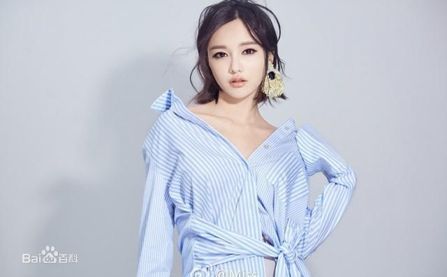 Miss đã lên tiếng đính chính rằng, Giá trị hợp đồng là như vậy, nhưng Miss chỉ là người dẫn chương trình, streamer, nếu tiền đó thuộc về cô nàng này hết thì quả là không thể chi trả nổi.