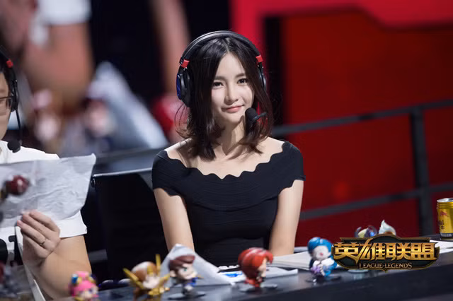 Bắt đầu bước vào con đường streamer từ năm 2010 với nền tảng trực tuyến Huya, cô được xưng tụng là "Nữ Streamer toàn năng nhất Trung Quốc" vì stream nhiều tựa game nổi tiếng như Warcraft, Starcraft, DOTA , LOL, PUBG .