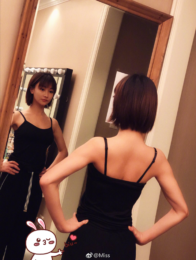 Miss tên thật là Hàn Ý Doanh, sinh năm 1988 tại Tứ Xuyên, sau khi tốt nghiệp trường đại học Hải Nam, cô không đi theo chuyên ngành mình đã học mà trở thành game thủ, streamer game và MC.