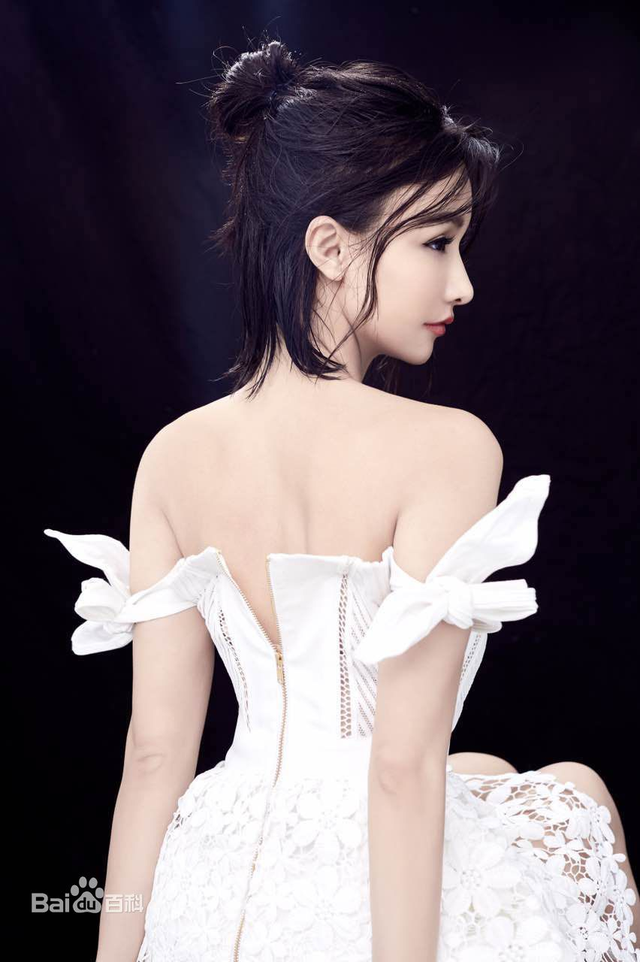 Người thân bạn bè bà con xa đều gọi điện thoại hỏi người nhà của Miss thực hư. Trước tin đồn này, người đẹp thẳng thắn phủ nhận.