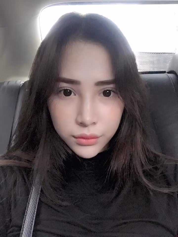 Đầu năm 2016, Tú Linh bất ngờ tuyên bố tạm dừng đi diễn với lý do lấy chồng. Mất hơn 1 năm lo lắng cho gia đình và cô con gái nhỏ, người mẫu 9X gốc Hoa này trở lại với ánh đèn sân khấu và ngay lập tức được chú ý tới.