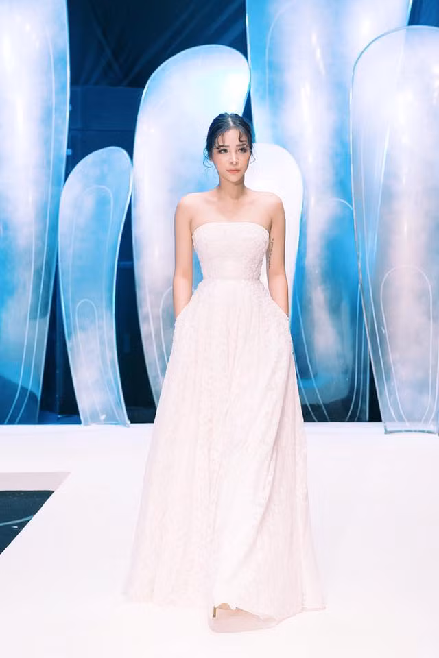 Nói về đam mê bóng đá của mình, Tú Linh cho biết cô rất rất ấn tượng với lối chơi máu lửa, nhiệt huyết của các cầu thủ Tin Lớn và Anh Em tại giải bóng đá phủi danh giá nhất miền Bắc, đặc biệt là tiền đạo Việt Phúc.