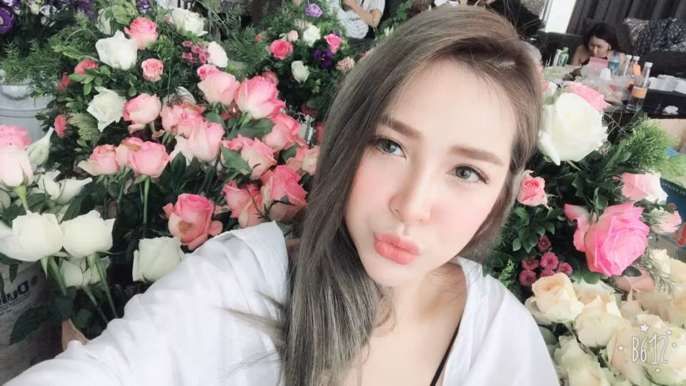 Với chiều cao 1m74 và số đo 3 vòng siêu chuẩn 89-66-90, Tú Linh trở thành gương mặt được nhiều nhãn hiệu tin tưởng.