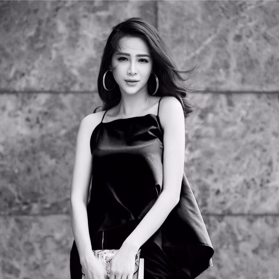 Tú Linh sở hữu phong cách thời trang khá đa dạng, lúc dịu dàng, khi cá tính, thậm chí là một chút nổi loạn. Công chúng không thể rời mắt trước vẻ gợi cảm cùng vẻ ngoài quá nóng bỏng của cô gái sinh năm 1994.